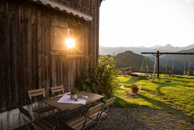 Gedeckter Frühstückstisch im Wohnzimmer am Fenster vor der Terrassse