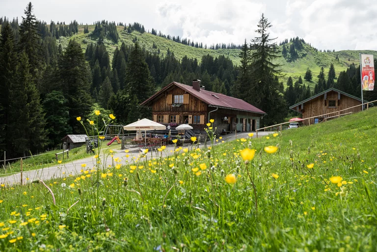 Gedeckter Frühstückstisch im Wohnzimmer am Fenster vor der Terrassse