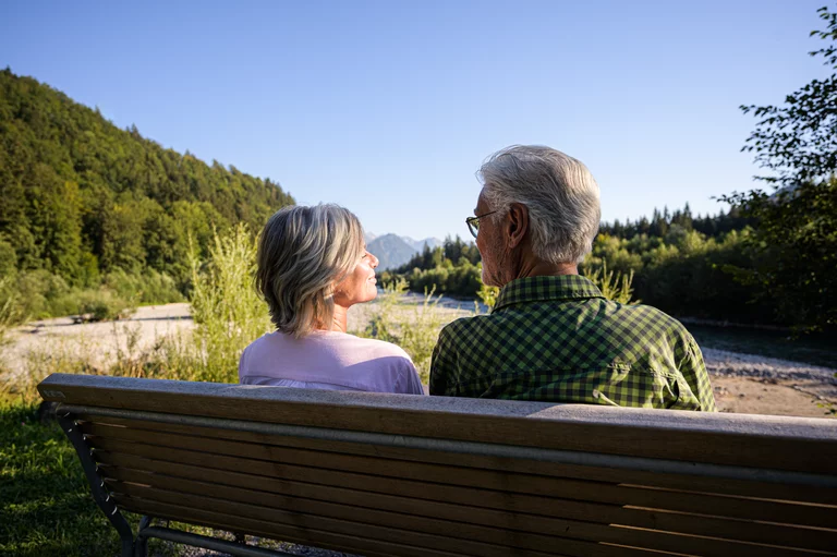 Gedeckter Frühstückstisch im Wohnzimmer am Fenster vor der Terrassse